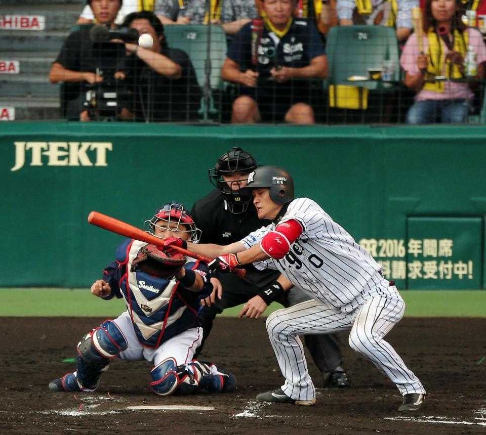 ６回、スクイズを失敗する大和＝甲子園（撮影・飯室逸平）