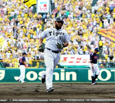 　４回、ソロを放ち悠々とダイヤモンドを回るゴメス（撮影・棚橋慶太）