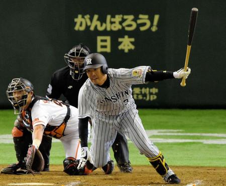 ９回阪神１死三塁、関本賢太郎は右前に同点適時打を放つ＝東京ドーム（撮影・吉澤敬太）