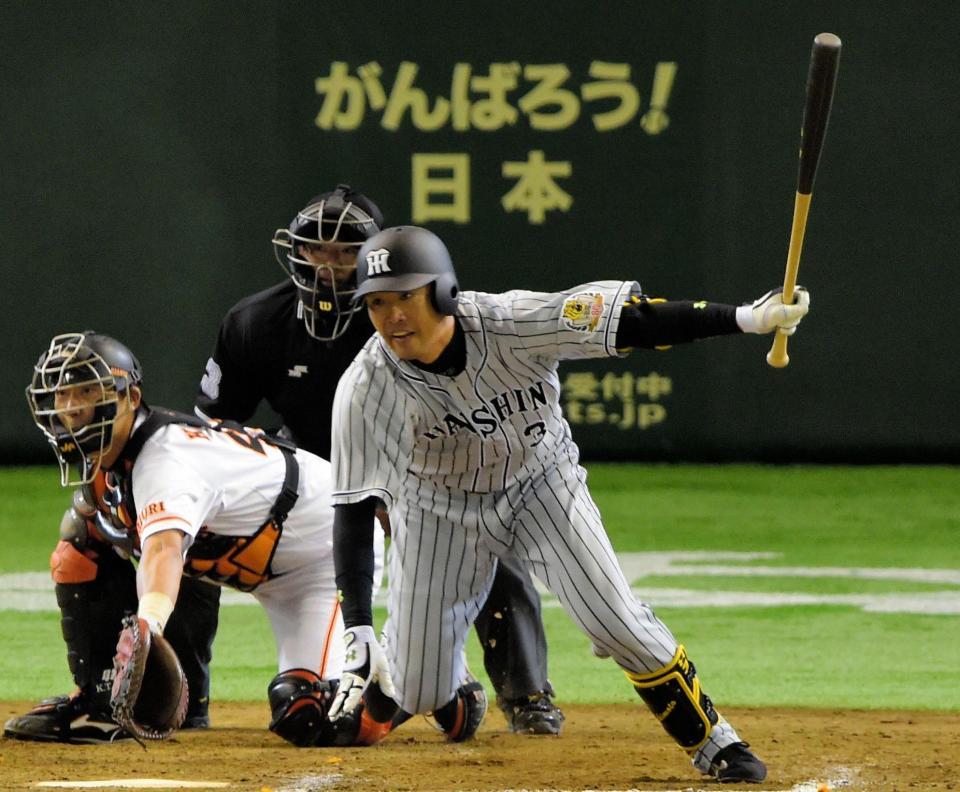 ９回阪神１死三塁、関本賢太郎は右前に同点適時打を放つ＝東京ドーム（撮影・吉澤敬太）