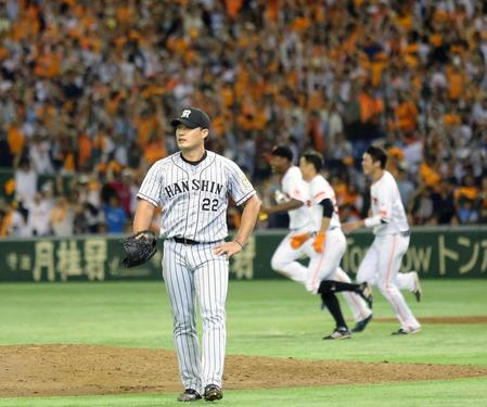 ９回、サヨナラ打を浴び、ぼう然としながらベンチへ引き揚げる呉昇桓（撮影・田中太一）