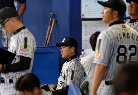 ８回、満塁の好機を逃した阪神・和田豊監督は、元気なくグラウンドを見つめる＝ナゴヤドーム（撮影・田中太一）