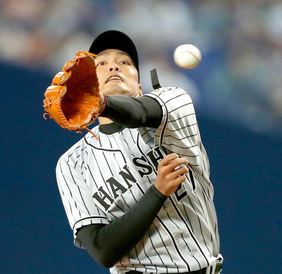 　１回、大島の打球にグラブを出すも安打を許す秋山