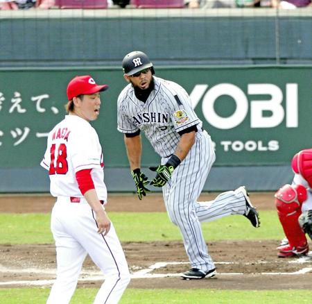 　１回、左前に先制適時打を放つゴメス（撮影・飯室逸平）