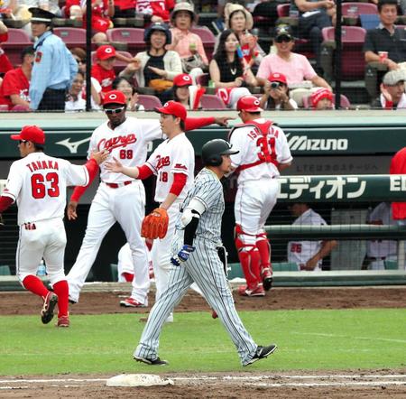 　また前田に勝てず…。５回、バントミスで併殺に倒れベンチ戻る岩田（撮影・飯室逸平）