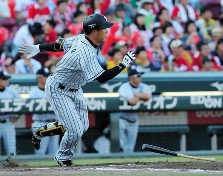 ７回阪神１死一、二塁、左前に代打適時打を放つ阪神・関本賢太郎＝マツダスタジアム（撮影・出月俊成）