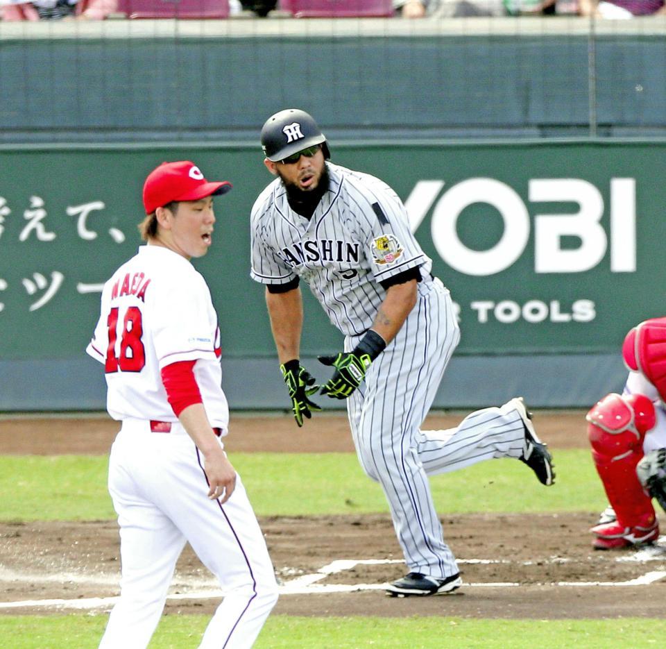 　１回、左前に先制適時打を放つゴメス（撮影・飯室逸平）