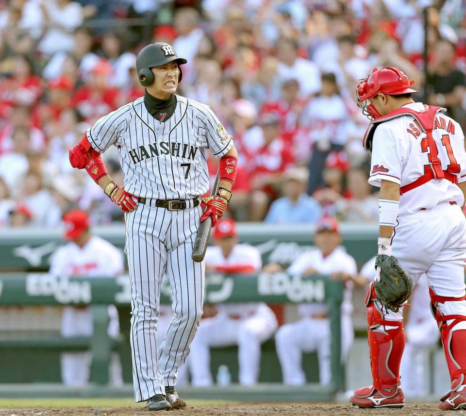 　８回、満塁のチャンスで凡打に倒れ顔をしかめる代打・西岡（撮影・田中太一）