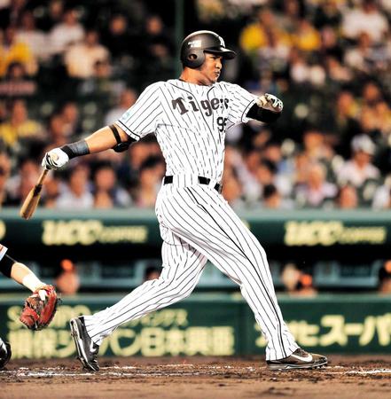 　１回、ペレスは二直に倒れる（撮影・棚橋慶太）