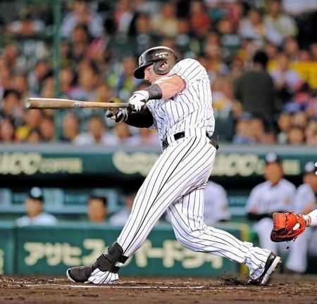 ６回、同点タイムリーを放つマートン（撮影・棚橋慶太）