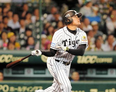７回、阪神・福留孝介は右犠飛を放つ＝甲子園（撮影・保田叔久）