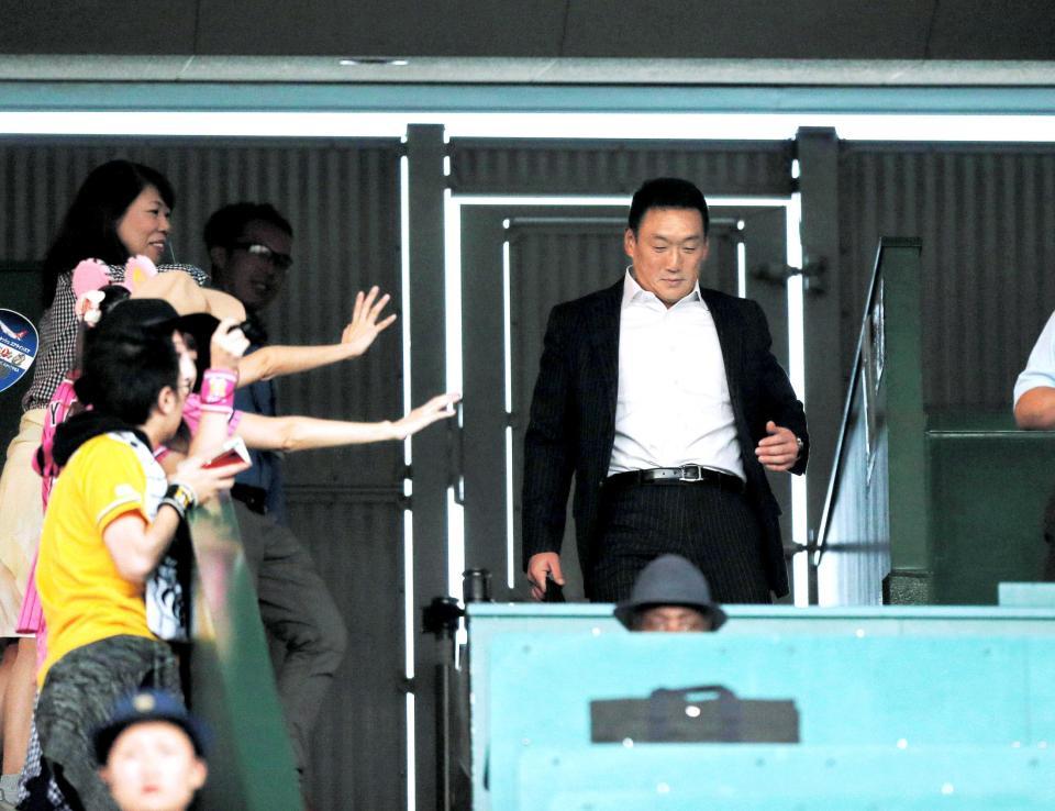 　ファンから声を掛けられ、笑みを見せながら解説席へ向かう金本知憲氏（撮影・棚橋慶太）