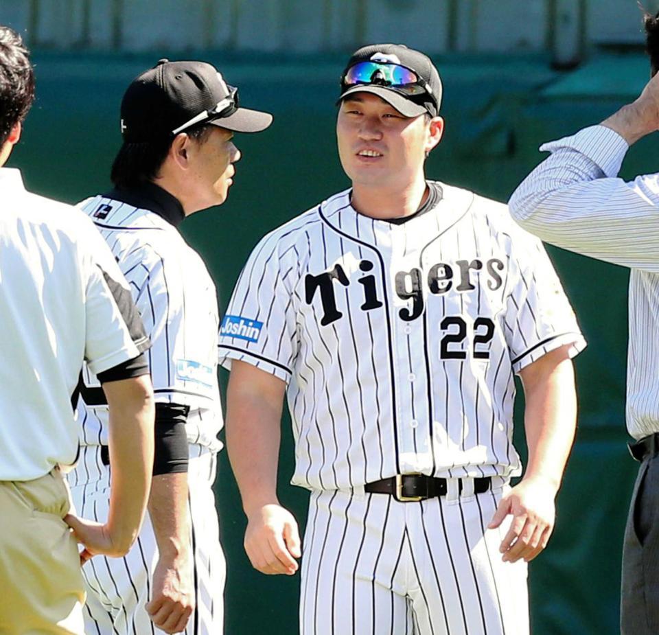 　和田監督（左）に声をかけられ笑顔をみせる呉昇桓（撮影・棚橋慶太）