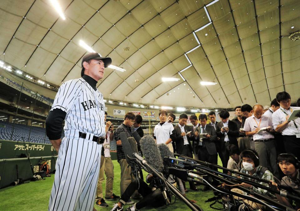 　報道陣に囲まれ会見する和田監督（撮影・棚橋慶太）