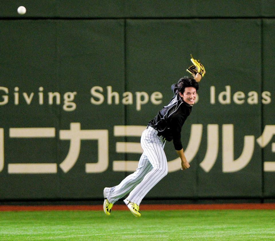 　笑顔で外野から送球する藤浪（撮影・西岡正）