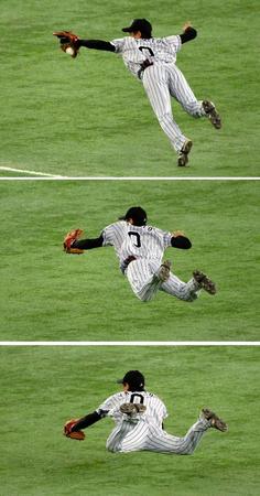９回巨人２死二塁、巨人・長野久義の打球を阪神・大和が横っ飛び好捕、一塁へ矢のような送球でアウトにしゲームセット＝東京ドーム（撮影・村中拓久）