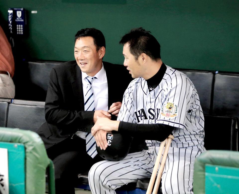 　試合前に関本（右）と話す金本氏（撮影・棚橋慶太）