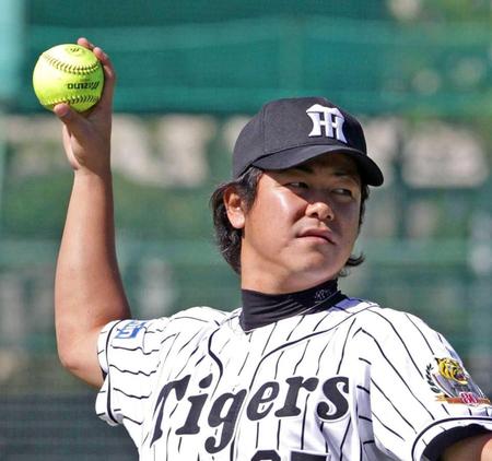 　ソフトボールを使ってキャッチボールをする玉置（撮影・田中太一）