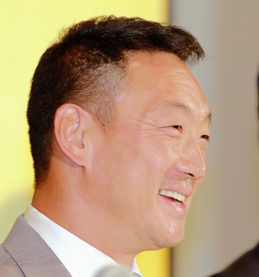 監督就任会見を行う金本知憲氏＝大阪市内