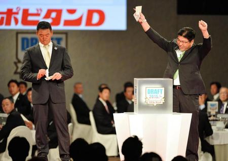 明大・高山の交渉権を獲得し喜ぶヤクルト・真中満監督（右）と肩を落とす阪神・金本知憲監督だったが＝東京・グランドプリンスホテル新高輪（撮影・村中拓久）