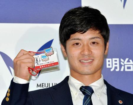 　金本監督のサイン入り入場パスを手に笑顔を見せる明大・坂本（撮影・西岡正）