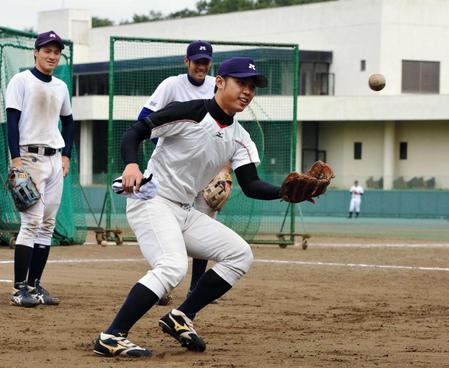 　右手を故障しているもののグラブだけで軽快にボールをさばく明大・高山（撮影・村中拓久）　