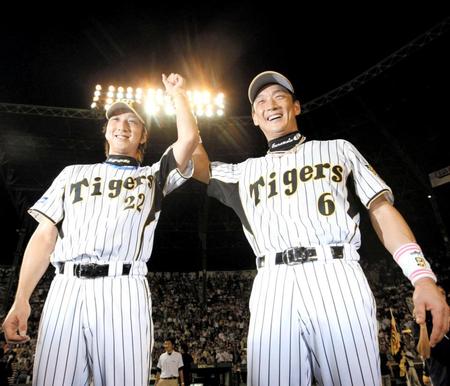 　０７年７月、お立ち台で笑顔がはじける金本と藤川。球児獲得に金本監督は興味を示した