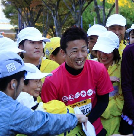 「大阪マラソン」にアンバサダーとして参加。女性スタッフらにも大人気だった赤星憲広氏＝大阪市内