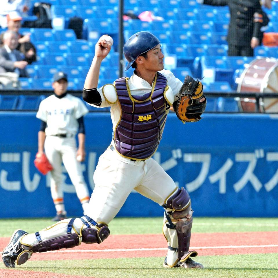 ６回、二進を狙った法大・畔上をアウトにする明大・坂本