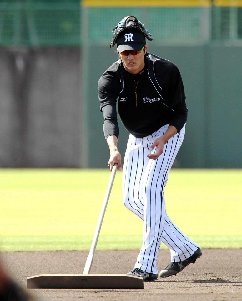 　グラブを頭に載せグラウンドを整備する藤浪