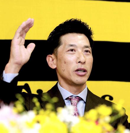 会見で手振りを交えて熱っぽく語る矢野作戦兼バッテリーコーチ