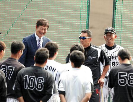 阪神・金本知憲監督と並びナインにあいさつする阪神・片岡篤史打撃コーチ＝甲子園（撮影・棚橋慶太）