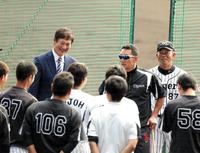 阪神・金本知憲監督と並びナインにあいさつする阪神・片岡篤史打撃コーチ＝甲子園（撮影・棚橋慶太）