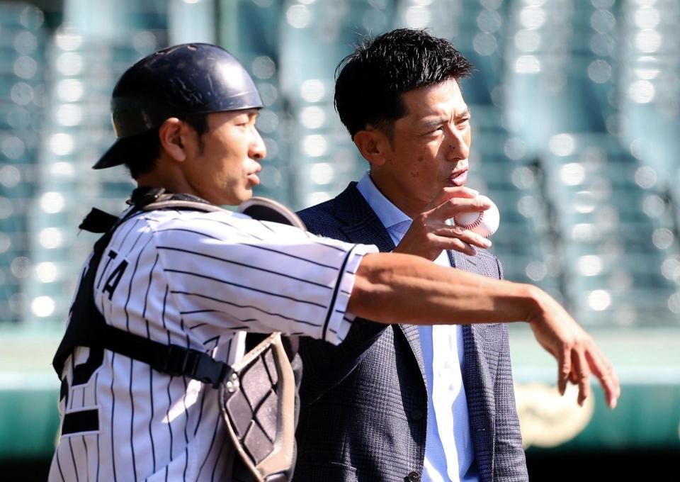 阪神・小豆畑にスローイングの指導をする阪神・矢野燿大作戦兼バッテリーコーチ＝甲子園（撮影・棚橋慶太）