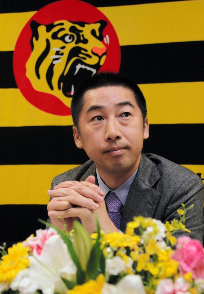 ファーム打撃兼野手総合コーチに就任した今岡誠＝球団事務所（撮影・持木克友）