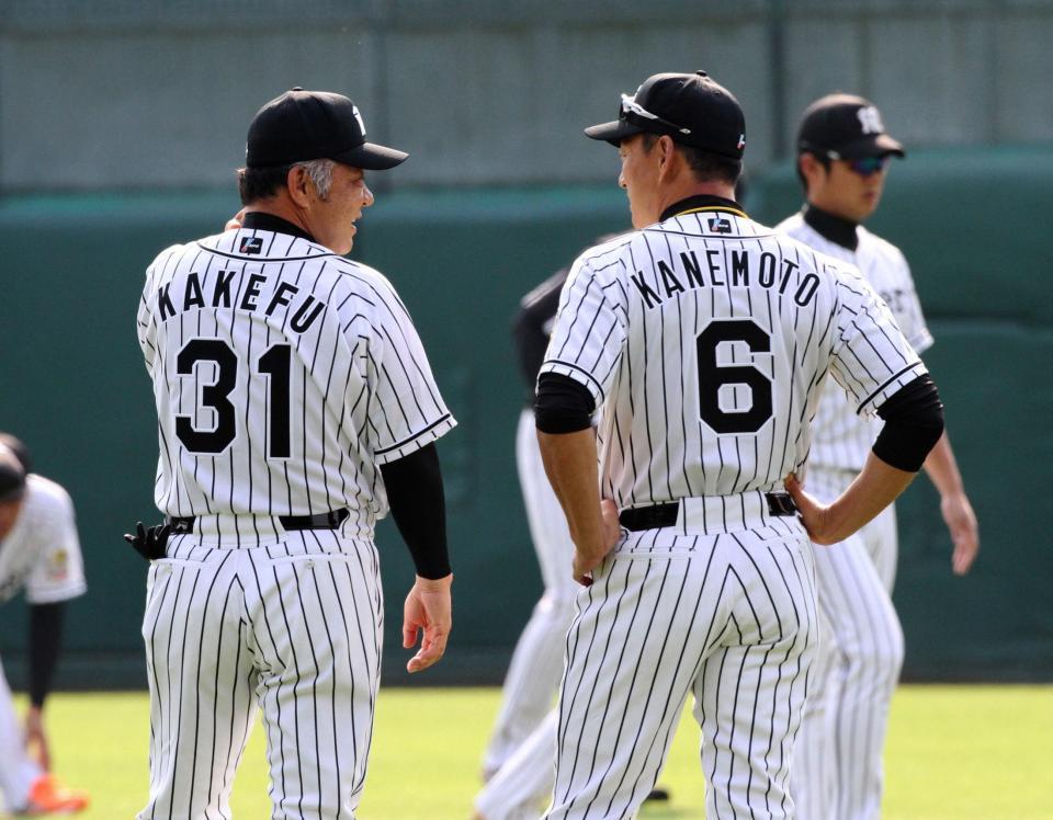 　談笑するする阪神・掛布２軍監督（左）と金本監督＝甲子園