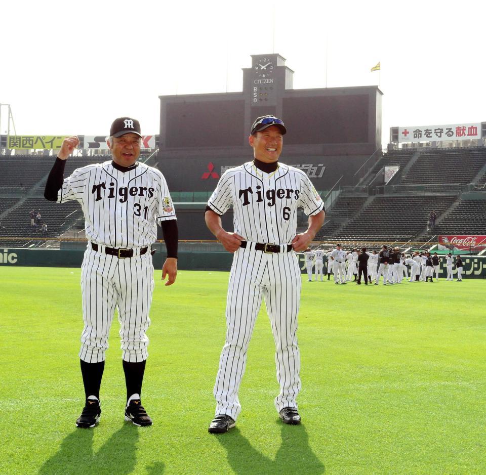 　ユニホーム姿を披露し談笑する掛布２軍監督（左）と金本監督（撮影・棚橋慶太）