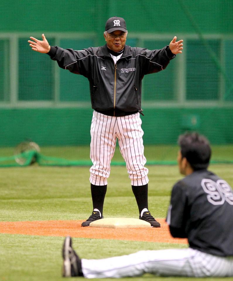 　練習を見守る掛布２軍監督（撮影・山口登）