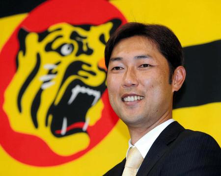 　就任会見で晴れやかな表情をみせる金村コーチ（撮影・飯室逸平）