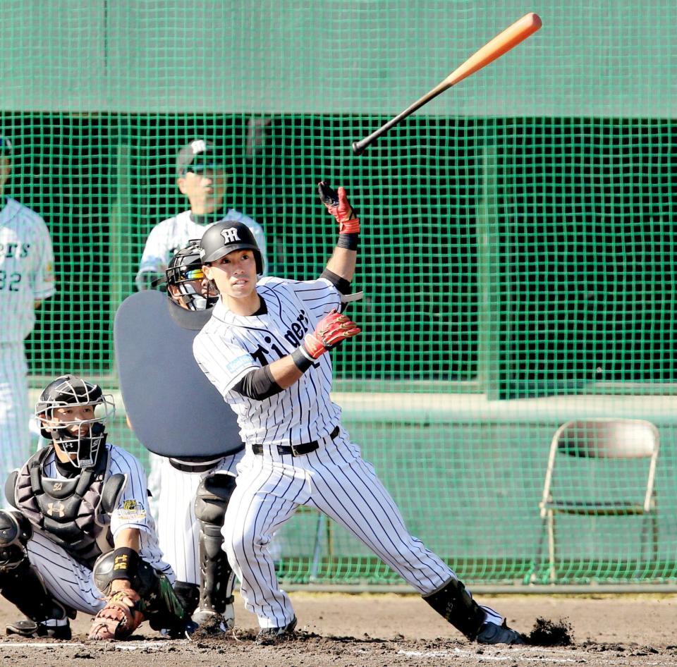 　紅白戦の４回、二塁打を放つ江越（撮影・飯室逸平）