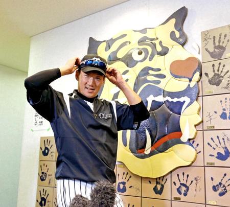 　笑顔で会見に応じる金本監督（撮影・棚橋慶太）