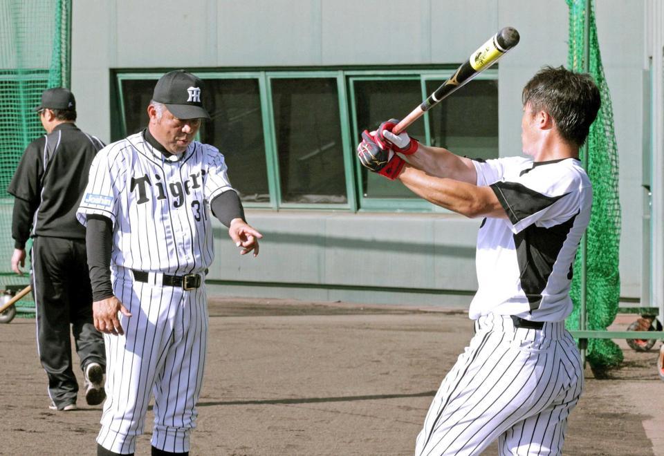 　新井良（右）の素振りをチェックする掛布２軍監督（撮影・田中太一）