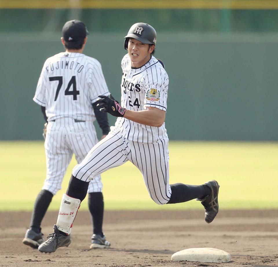 　シート打撃で右翼フェンス直撃の三塁打を放ち二塁を蹴る横田（撮影・田中太一）