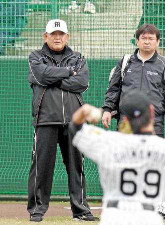 　春季キャンプに臨時コーチとして参加し、投手陣の動きを見守る江夏氏（左）