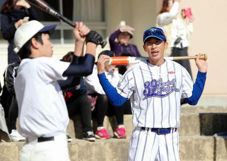 　野球教室で打撃を指導する阪神・矢野コーチ（撮影・保田叔久）