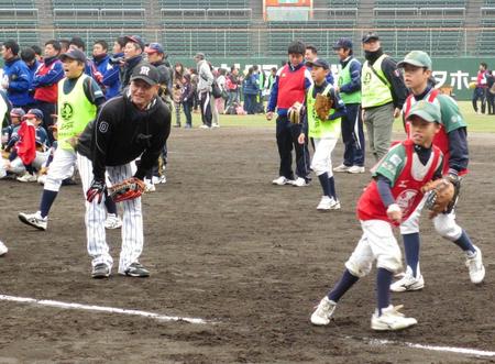 　「ベースボールクリスマス２０１５ｉｎ岡山」で、中学生と交流する大和