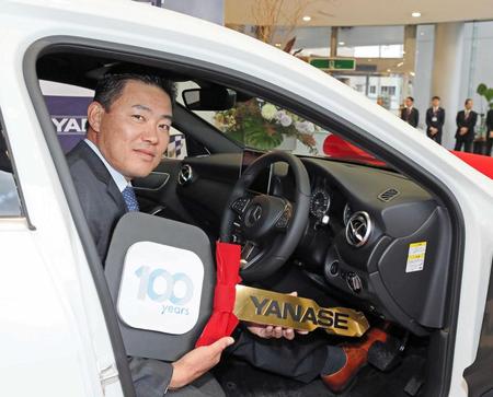 運転席に乗り込み笑顔をみせる福留