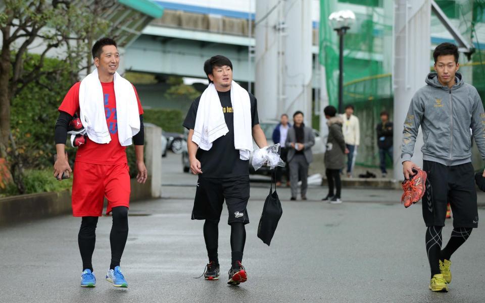 （右から）西田、鶴ら若手選手を連れて近くの体育館へ向かう藤川＝鳴尾浜