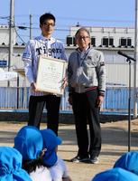 西宮市長から感謝状を授与された能見篤史（右は）荒木行雄園長＝南甲子園幼稚園（撮影・持木克友）