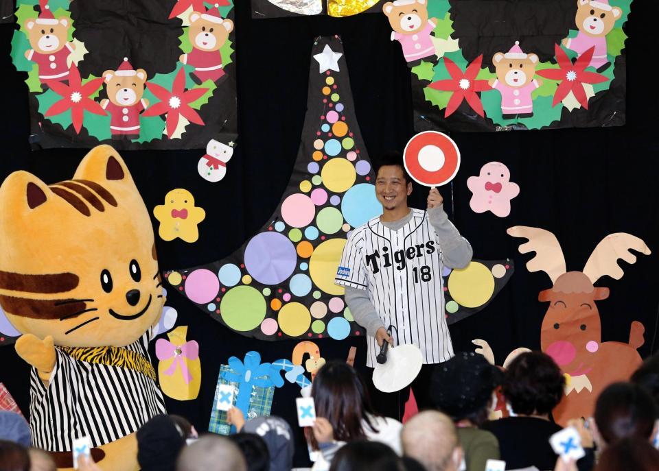 クリスマス会でクイズを楽しむ藤川（撮影・飯室逸平）